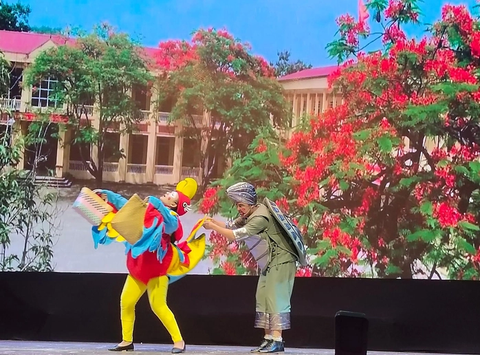 Rùa xuất thân trong một gia đình khó khăn. Mỗi ngày, Rùa vừa đi học vừa phụ mẹ bán rau ngoài chợ. Rùa thì chậm chạp nhưn…
