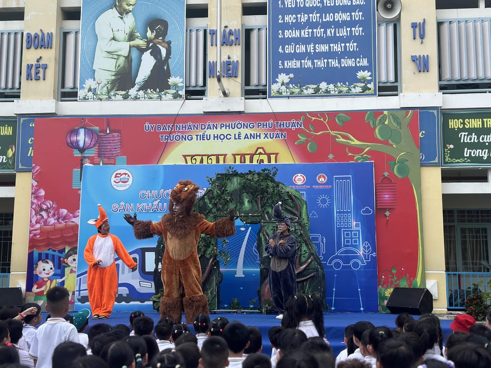 Chương trình sân khấu thiếu nhi tại trường tiểu học Lê Anh Xuân