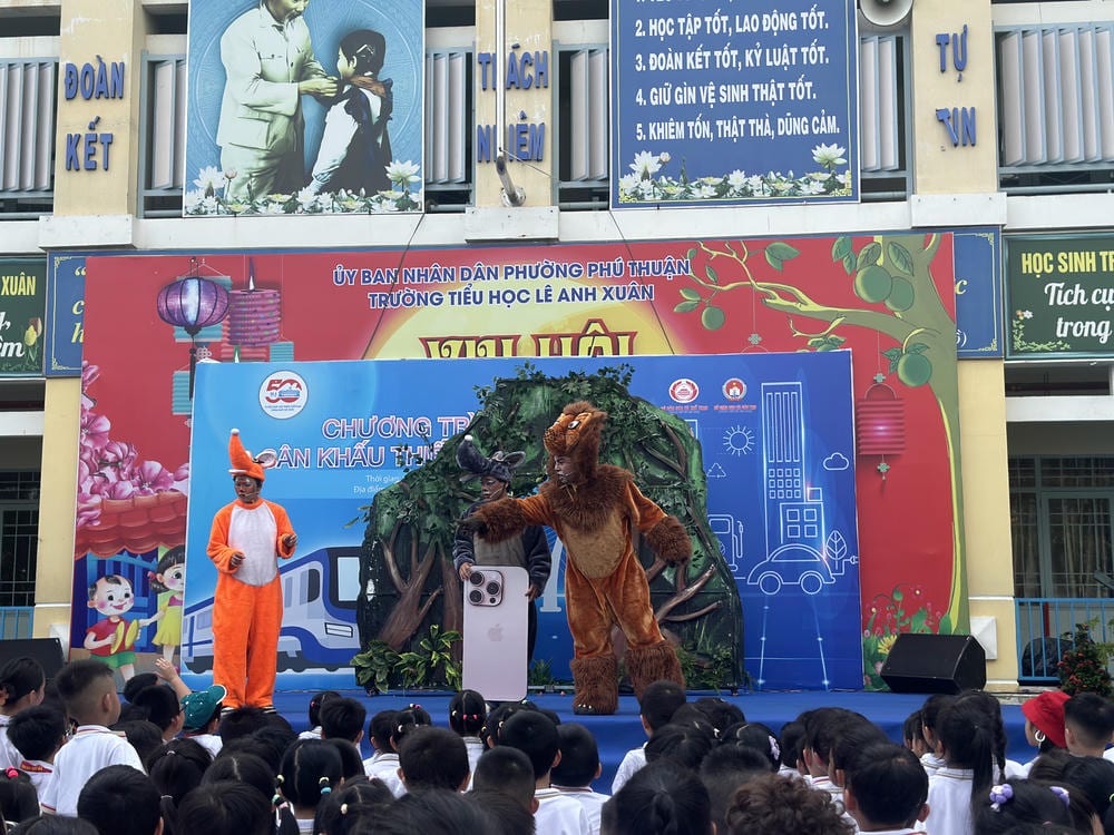 Chương trình sân khấu thiếu nhi tại trường tiểu học Lê Anh Xuân
