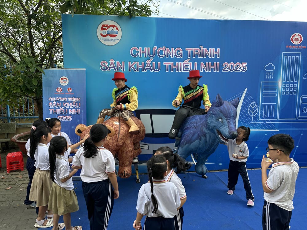 Chương trình sân khấu thiếu nhi tại trường tiểu học Lê Anh Xuân