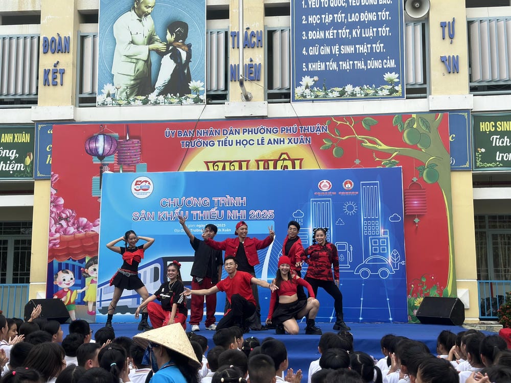 Chương trình sân khấu thiếu nhi tại trường tiểu học Lê Anh Xuân
