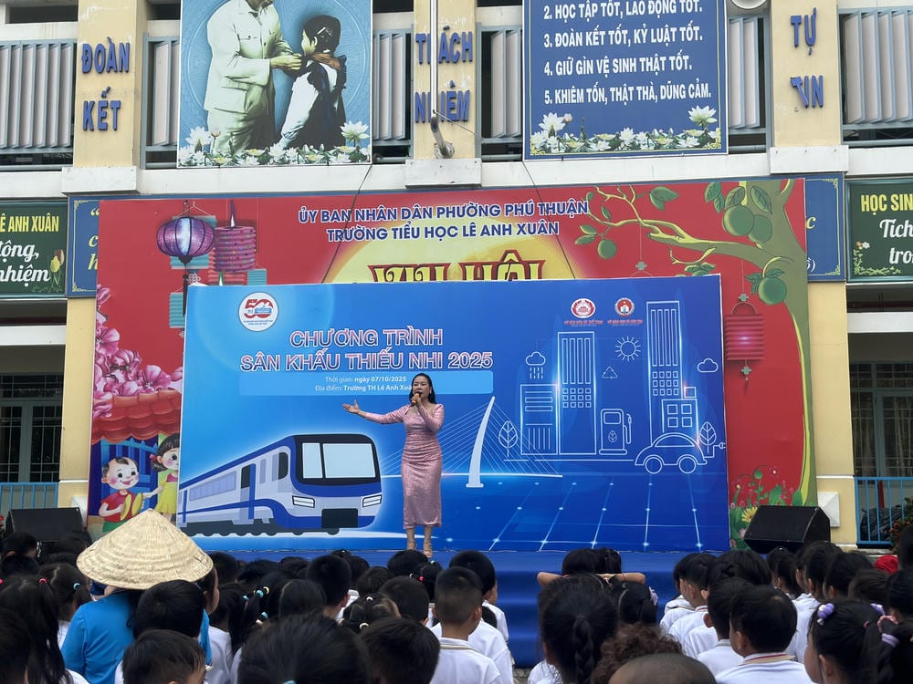 Chương trình sân khấu thiếu nhi tại trường tiểu học Lê Anh Xuân