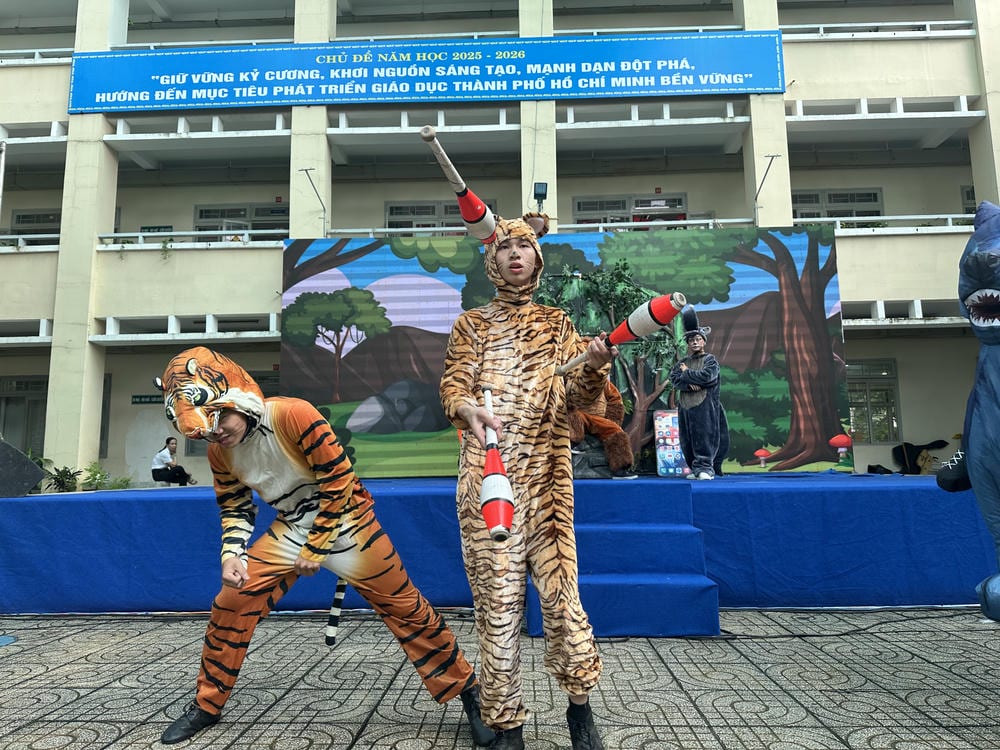 Chương trình sân khấu thiếu nhi tại trường tiểu học Phạm Văn Chính