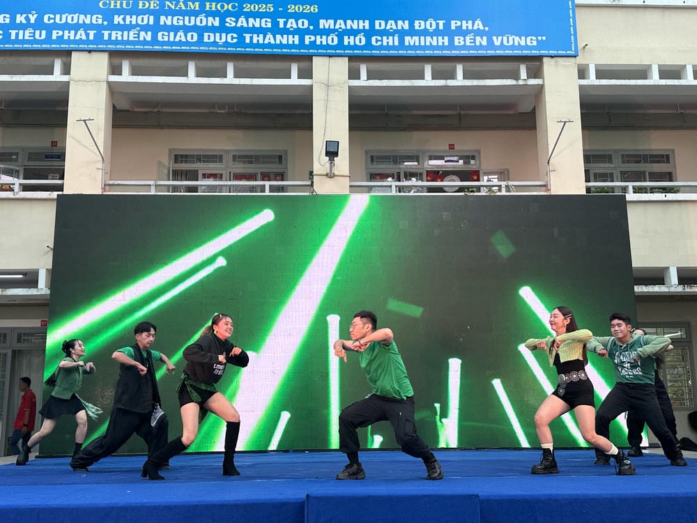 Chương trình sân khấu thiếu nhi tại trường tiểu học Phạm Văn Chính