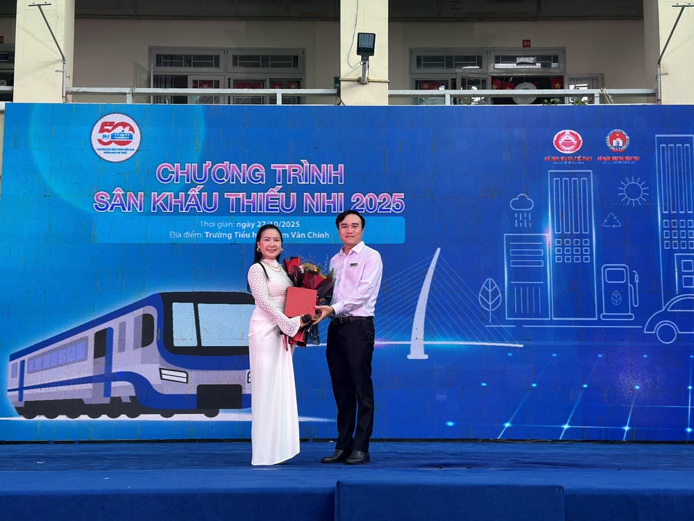 Chương trình sân khấu thiếu nhi tại trường tiểu học Phạm Văn Chính