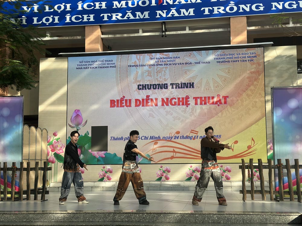 CT biểu diễn nghệ thuật tại trường THPT Tân Túc