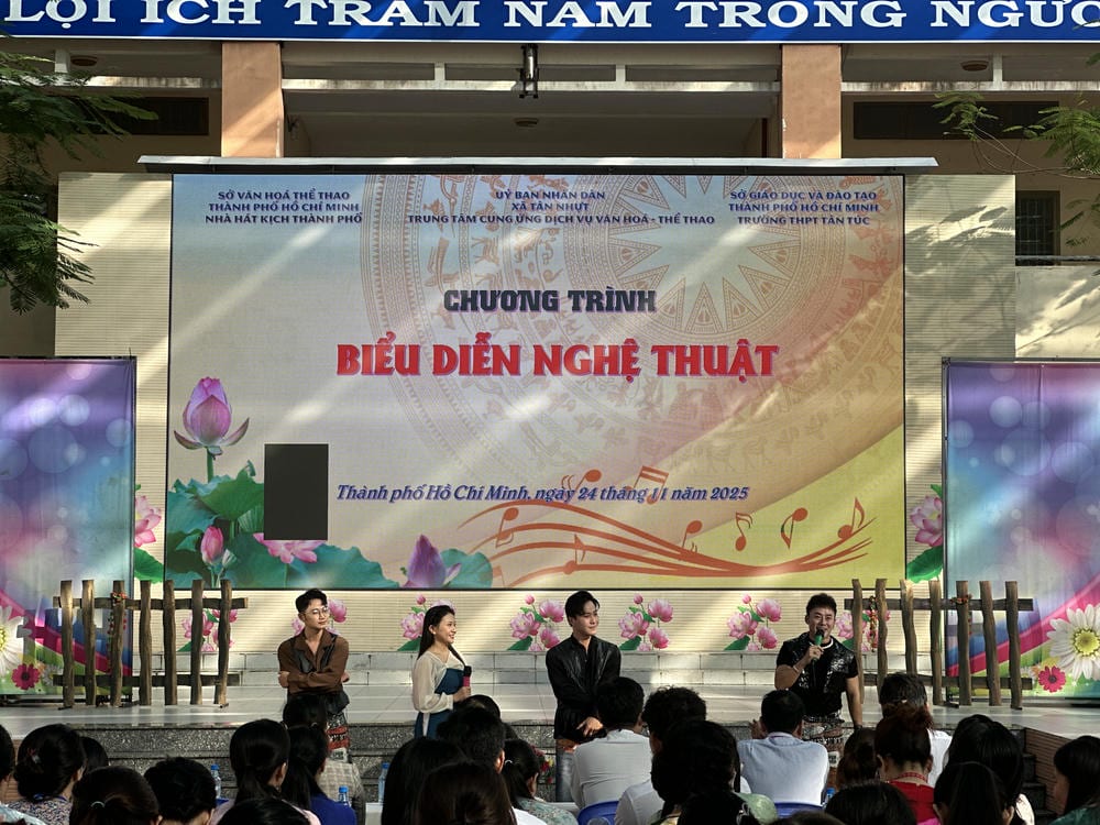 CT biểu diễn nghệ thuật tại trường THPT Tân Túc