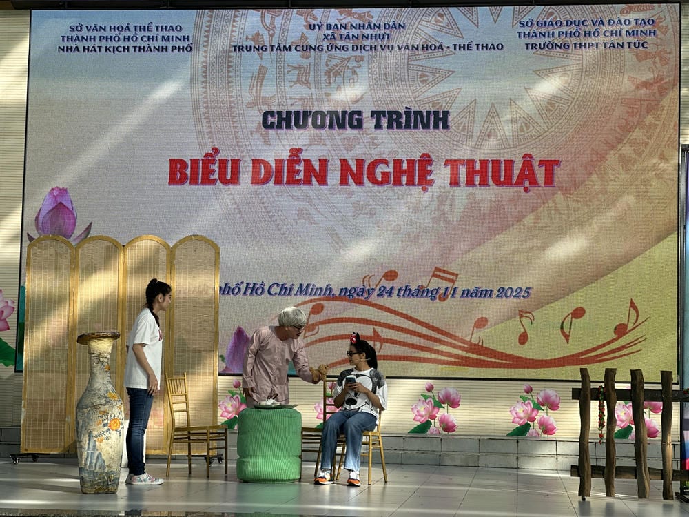 CT biểu diễn nghệ thuật tại trường THPT Tân Túc
